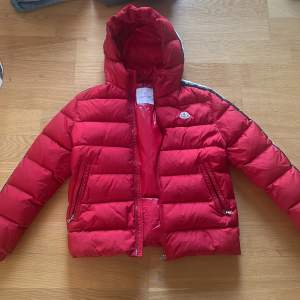 Hej! Säljer min feta Moncler jacka som är köpt i NK för ca 2 år sedan därav äkta, har dessutom kontoutdraget men kvittot är hemma någonstans. Strl 14-16y. Modellen är 176 och 56kg. Om du har frågor eller funderingar så hör av dig 🤙 Mvh JacobsCloset 