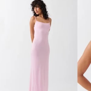 soft touch gina klänning - säljer min supersöta långklänning från gina då den inte kommer till användning, super skönt material och sitter så fint på kroppen🩷