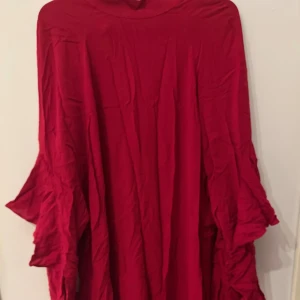 Röd klänning - Ungefär ny, säljer eftersom den blev liten.