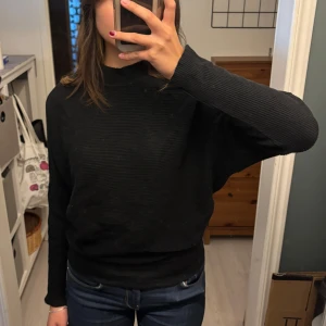 Svart tröja från Chico London - Säljer en stilren svart tröja från Chica London. Den är ribbad och har långa ärmar, perfekt för både vardag och fest. Tröjan är i storlek S/M och passar bra till jeans eller kjol. Superbekväm och lätt att matcha med andra plagg!