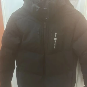 Sailracing jacka pris kan diskuteras - Sailracing jacka i jätte bra skick inte använd mycket säljer pga att den är liten på mig storlek 170 men passar xs 