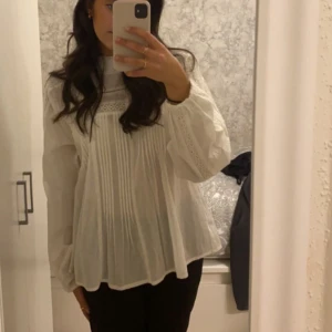 Blus  - PRIS DISKUTERAS!! Suuuper fin blus med lite spets från Lindex, köpt förra året för 400kr💗 använd fåtal gånger 
