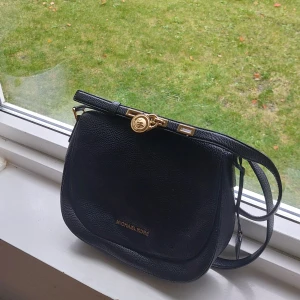 Mixheal kors väska - Svart äkta läder Michael Kors axelrems väska. Jätte bra skick!! För flera bilder eller frågor, skriv :)