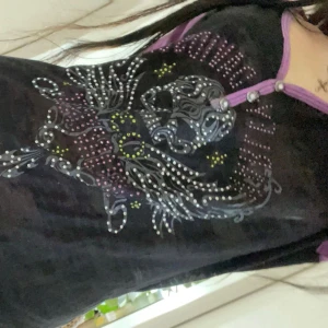 söt y2k tröja - söt y2k baggy tröja som knappt är använd, inte tjockt material och lite oversized, köpt på beyond retro💗