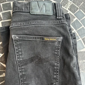 Nudie jeans  - Ett par nudie jeans i super skick modell heter lean dean och sitter slim, ny pris ligger på 1600 vårt pris 599. Pris kan diskuteras, skriv om ni har fler frågor! 😁