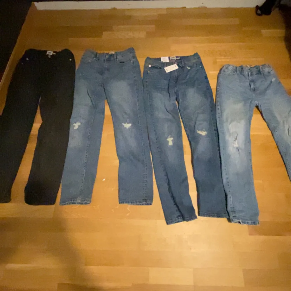 Alla kostar 100kr st och är inte använda. Skriv t mig om ni vill ha mer info. Jeans & Byxor.