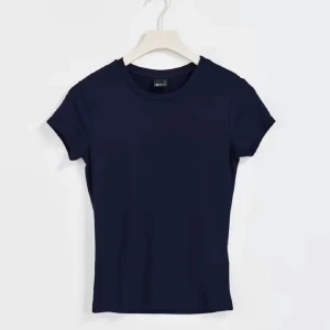 Gina tröja - Säljer min gina tröja då ja inte använder den. Använt ca 3-4 gånger och den har inga defekter.