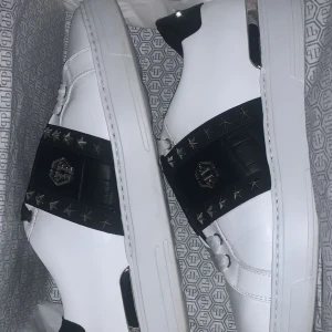Philipp Plein Skor - Nästan helt oanvända philipp plein skor i storlek 42. Nypris var 8199kr och köptes i februari. Kvitto, dustbag samt kartong fås med vid köp. Skorna är i läder med syntetisk gummisula. Välvårdade och endast använda vid ca 5 tillfällen.