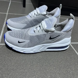 Nike Air Max 270 - Hej! Nu säljer jag lillebrorsans helt nya samt oanvända Nike skor då dom inte passar honom. Storlek 38 men kan även passa 39. Priset kan diskuteras vid snabb affär. Kan både frakta och mötas 