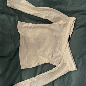 Söt långärmad tröja - En rosa söt tröja som knappt används, funkar till vardag och lite finare tillfällen. Den är en aning mörkare än på bild med inte mycket 