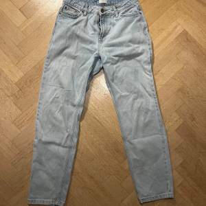 Ljusblåa loose jeans som säljs pga att jag inte använt dessa på ett tag. Inga defekter och nytvättade. Kanske behöver en strykning men annars bra skick. Var inte rädda att fråga frågor!!