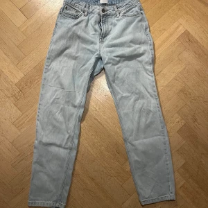 Jeans - Ljusblåa loose jeans som säljs pga att jag inte använt dessa på ett tag. Inga defekter och nytvättade. Kanske behöver en strykning men annars bra skick. Var inte rädda att fråga frågor!!