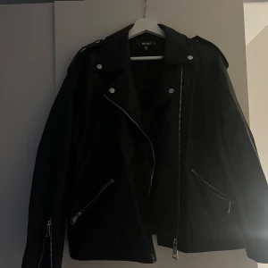 Skinnjacka/bikerjacka - Säljer min skinnjacka från Missguided. Fler bilder kan skickas vid intresse! 
