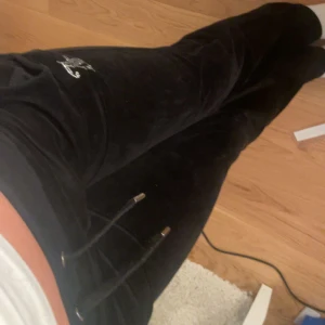 Juicy byxor - Svarta juicy mjukisbyxor, köpta för nåt år sen. Säljer för jag inte har användning av dom. Jag (på bilderna) är 175 cm. De är nååågot ljusare i färgen precis längst ner men syns knappt (kan skicka bilder)