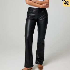 Skinnbyxor - Säljer nu mina skinnbyxor från bikbok! Kommer ej till användning längre darför säljer jag🥰 nypris 599kr 