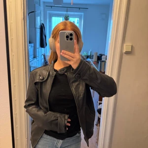 Vintage skinnjacka - Vintage skinnjacka, i äkta läder. Storlek M, se på bilden hur den sitter på mig som är en S. Skick enligt bilder, vintage, saknar en knapp vid kragen. 