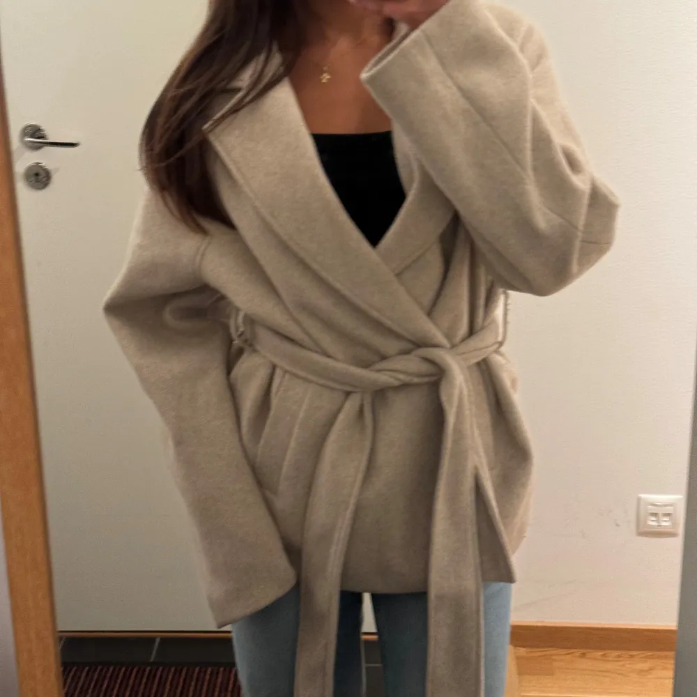 Snygg beige kappa perfekt till hösten, fint skick🥰. Jackor.