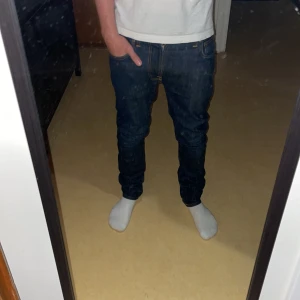 Nudie Jeans - Tjena! Säljer dessa feta Nudie jeans för 450 kr. Jeansen är W=29 L=32. Säljer de för att den är för små på mig. Skick 10/10.