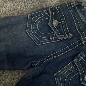 True reigion jeans!! - Säljer mina jätte fina true reigen jeans!! Jätte fint sick!! Passar mig perfekt som är 160!! Dem är dock lite omsydda i låren då de va rätt bagy förut men inget som syns!!❤️❤️1000 kr priset kan dock diskuteras vid snabb affär!!🥰