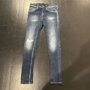 Replay jeans - Hej, säljer mina feta Replay jeans! De är väldigt bekväma och de är oanvändbara, har testat dom 1 gång men inte mer än så! Skriv vid minsta fundering. Storlek 30/27