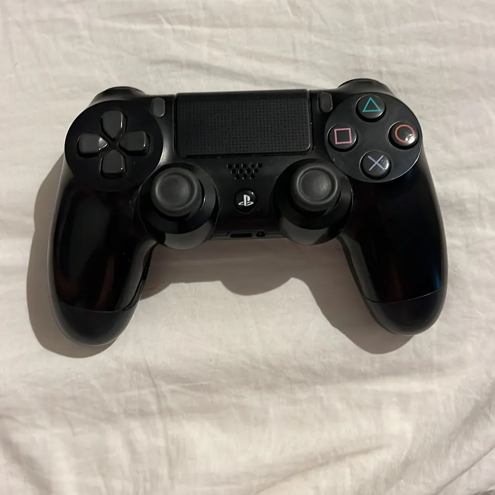 Ps4 kontroll. Joysticken drar lite åt något håll automatiskt. Annars funkar den fint.. Övrigt.