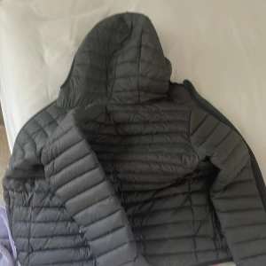 En jacka från NEO MON DO - Säljer pågrund av storlek