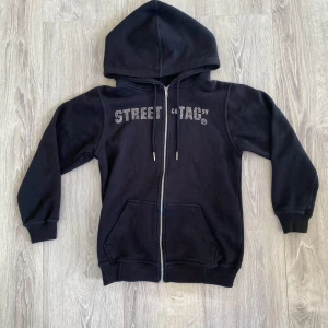 Street Tag Zip-Up - Tja, säljer nu min Strettag hoodie. Skick 8/10. Färg svart. Storlek S men passar som M. Priset är förhandlingsbart. Tveka inte att höra av dig!🤝