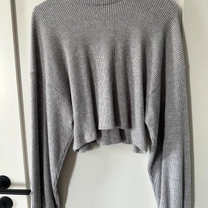 Stickad tröja från Bershka - Ny tröja från bershka.  Använd väldigt få gånger, den är som ny.  180kr med frakt
