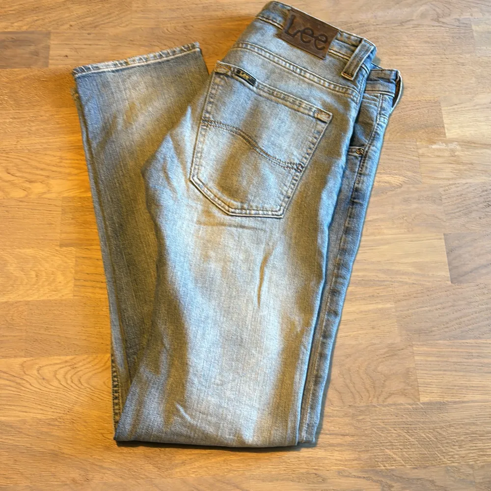 Tja säljer nu mina LEE jeans då dom blivit för små, skicka är 8/10 inga flaws men dom är använda få tal gånger vid andra funderingar är det bara att höra av sig👍🏼. Jeans & Byxor.