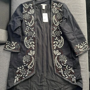 Jacka/kostym - Hej helt ny jacka/kostym köpes från HM för 1000kr säljer för 800 kr helt ny aldriv använd storlek 36 för damer 