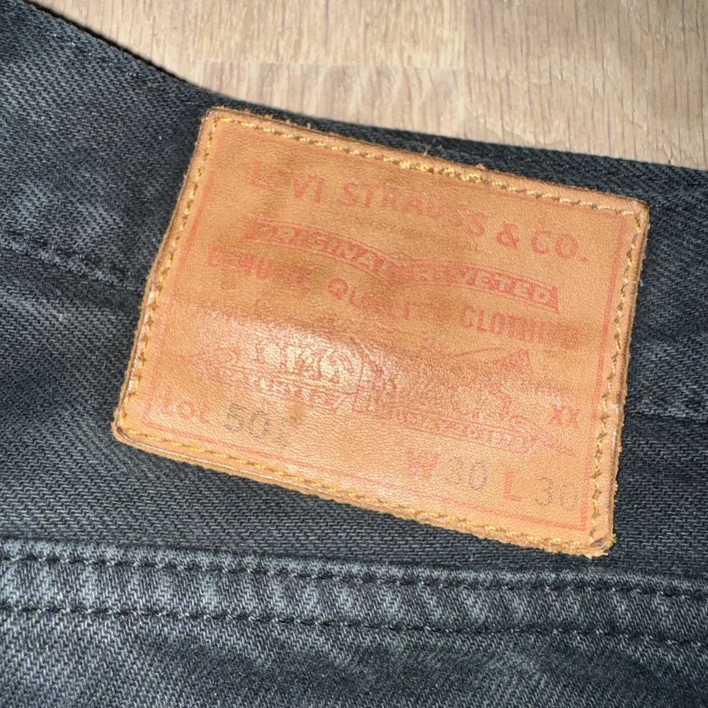 Säljer nu ett par Levis 501 i storleken W30 L30. Skicket på dom är helt okej typ 7/10 då de har tappat lite färg. Pris kan diskuteras vid snabb affär.. Jeans & Byxor.