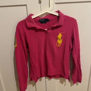 Polo långärmad  - Vinted! Den är storlek L men har krympt till ca S !❣️