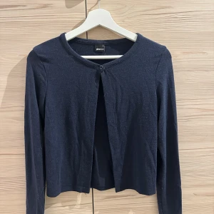 Kofta - Kofta från Gina Tricot säljes då den inte används längre. Marinblå färg 