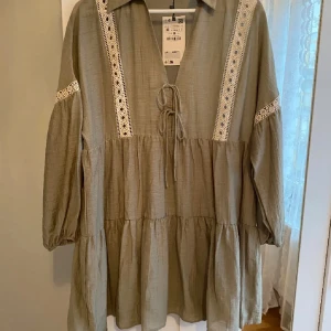 klänning  - klänning från zara som inte kommer till användning, nyskick så inga defekter.❤️ (lånad bild)
