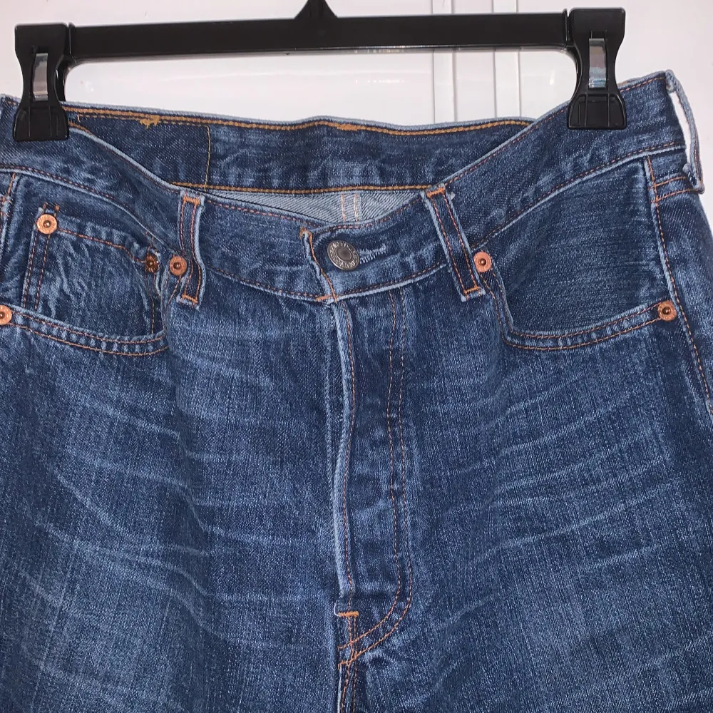 Levis 501 jeans. Se bild 4 för att se hur dom sitter på. W 30 L 32. Jeans & Byxor.