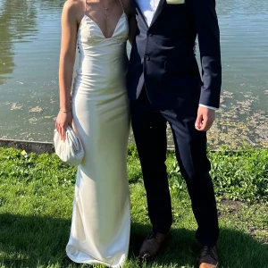 Balklänning - Köpt på babyboo, nypris 1200kr. Endast använd 1 gång och i jättebra skick! 