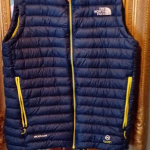 northe face  - fin väst i bra skick, varm tunn och lätt. storlek m. ny pris över 2000kr mitt pris 700
