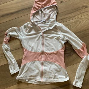 Rosa vit tröja ellos 34 - 35 sportig luvtröja  - Superfin skön sportig tröja med luva och en ficka med dragkedja 