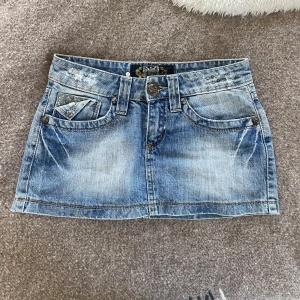 Jeanskjol från Victoria Beckham - Superfin och unik jeanskjol från Victoria Beckham. Midjemåttet är 36,5cm tvärs över och passar xxs/xs skulle jag säga. Superfint skick utan några defekter! Här av er vid funderingar🫶