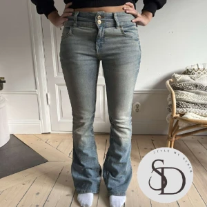 Lågmidjade jeans - Bershka - Trendiga bootcut jeans som är Lågmidjade!  Modellen är CA: 160