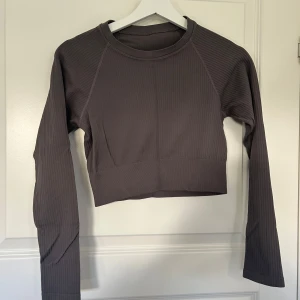 Tränings top -  Croppad top från soc, lite beige grå aktig, storlek m/L men skulle säga S/M