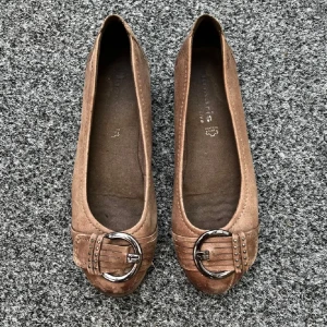 Ballerina med spänne  - Superfina ballerinaskor från Tamaris. Säljer pga för stora för mig. Uppskattar storleken till 40/41 snarare än 39
