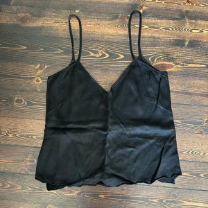 Acne satin spagetti top s.36 svart - Slip top med djup rygg från Acne  Äldre plagg men i fint skick Svart glansig viscos 