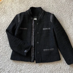 Höstkappa  - Jättefin kappa/jacka med snygga detaljer! Passar till många olika outfits och tillfällen💖