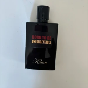 Kilian Born to be unforgetable - Säljer min parfym, bara använd ett fåtal gånger. Cirka 48ml av 50ml återstår! Nypris cirka 1400kr