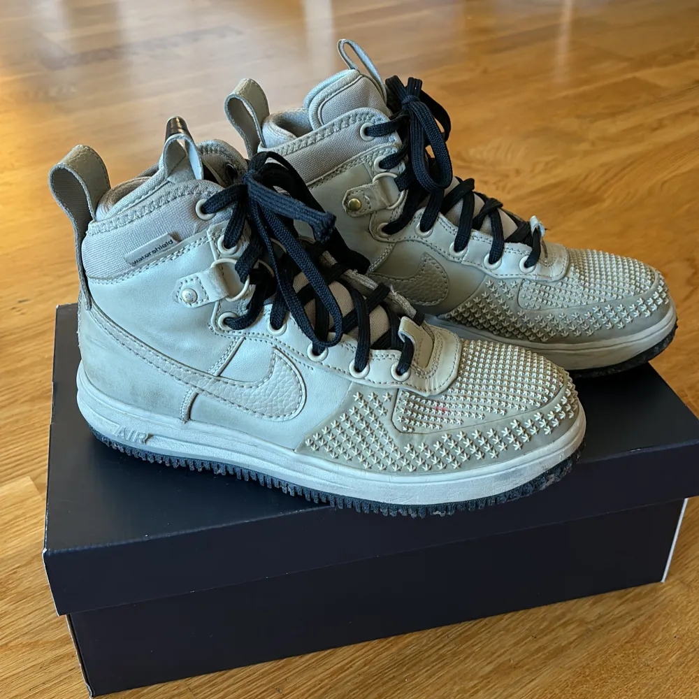 Nike Lunar Force Duckboot stlk 40 till salu.  Bra skick, inga trasiga sömmar eller slitna sulor. Minimalt rött märke på gummit på ena skon.  Nypris ca: 3500 kr. Skor.