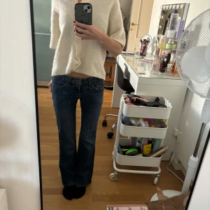 Låga jeans - Inga defekter.  Midja: 34  Innerbenslängs: 70 Från Arizona