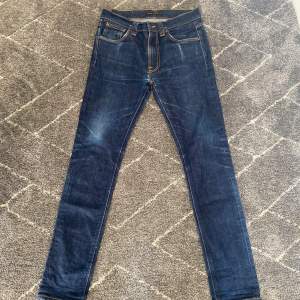 Tjo! Säljer dessa feta nudie jeans i modellen Lean Dean. Passformen är slim. Bra skick 7.5/10. Riktigt soft tvätt och sköna slitningar. Storleken är 30/32. Nypris 1400kr.  Hör av dig om du har några funderingar! 