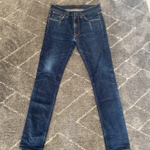 Nudie Jeans - Tjo! Säljer dessa feta nudie jeans i modellen Lean Dean. Passformen är slim. Bra skick 7.5/10. Riktigt soft tvätt och sköna slitningar. Storleken är 30/32. Nypris 1400kr.  Hör av dig om du har några funderingar! 