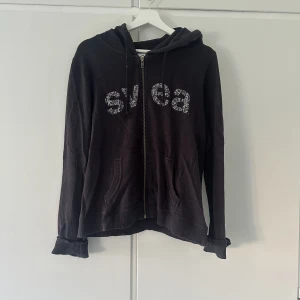 Zip hoodie från SVEA - Zip hoodie från SVEA i okej skick. Designen är så, så färgen är inte påväg av. Denna är även mörkblå i färgen. Pris går såklart att diskueteras💕